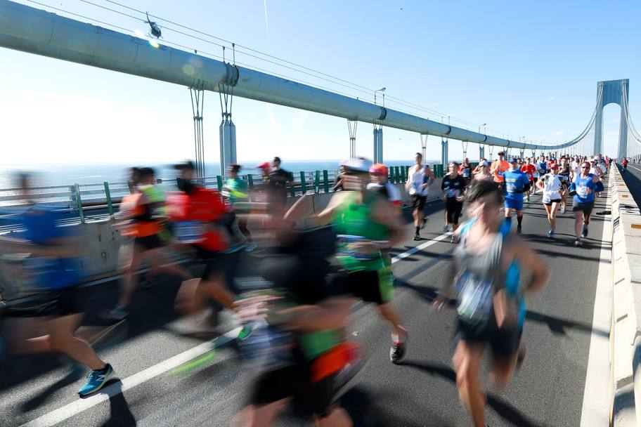 I maratoneti sul ponte. Afp